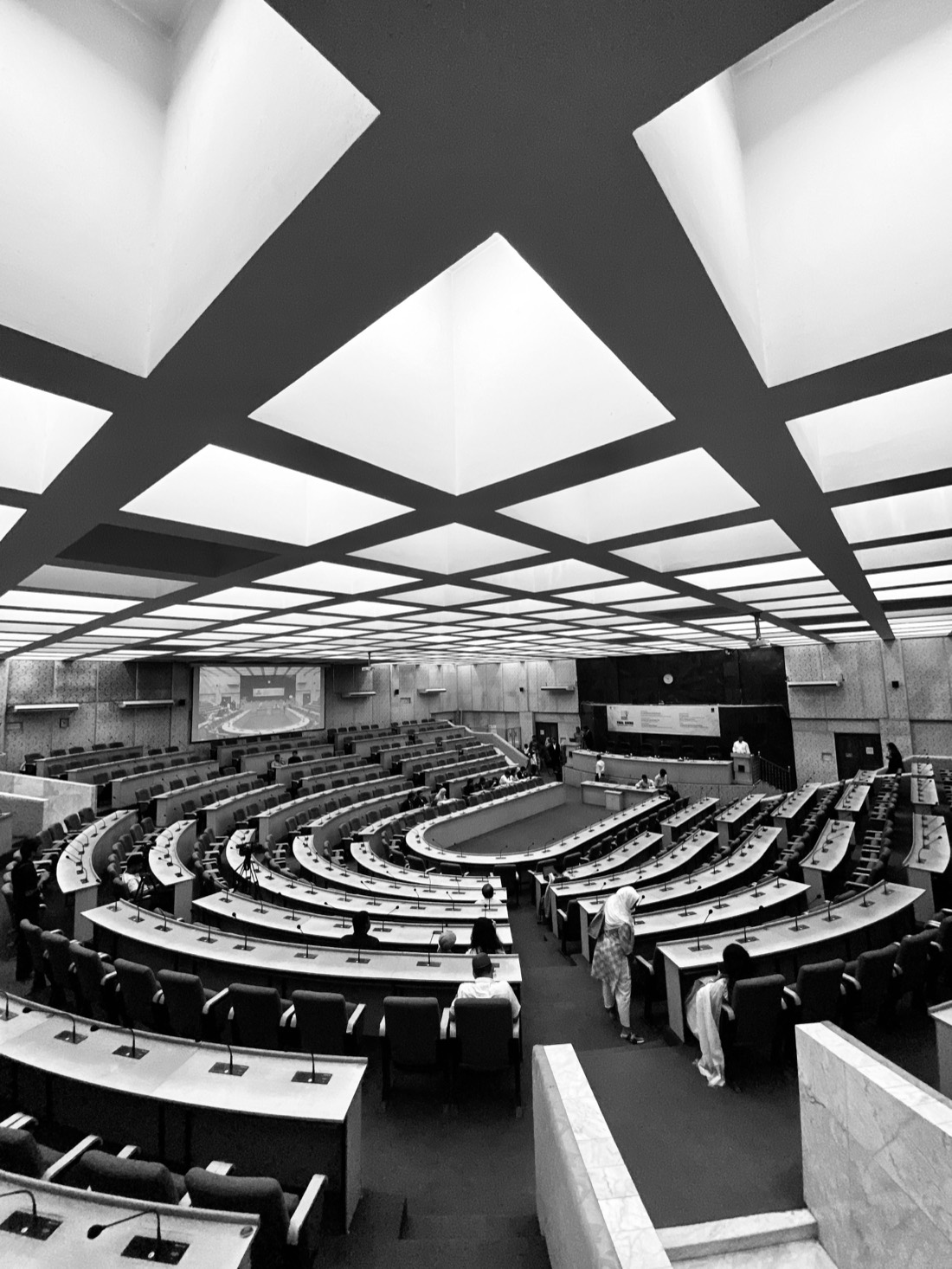 A multilateral assembly chamber